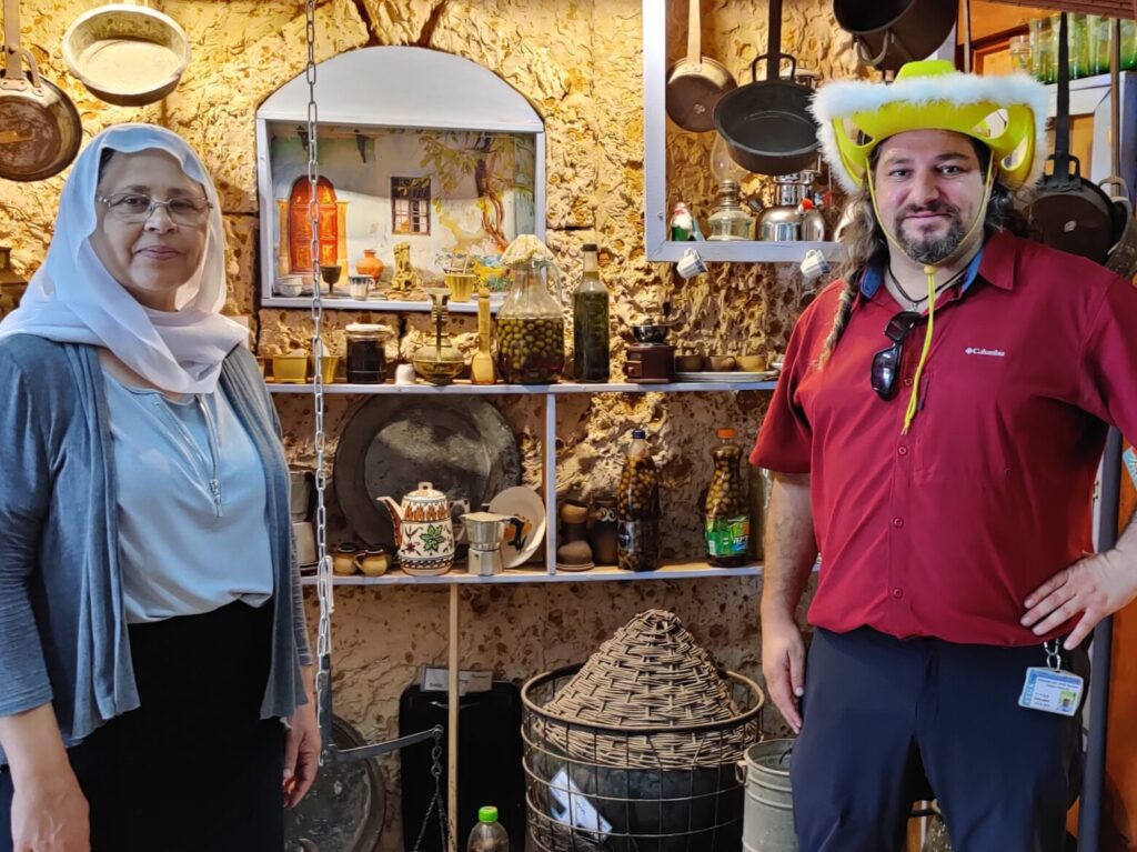 דניאל סיגלוב - מורה דרך ומומחה לעדה הדרוזית מתארח אצל נוול קייס במרכז המורשת הדרוזית בעספיא
